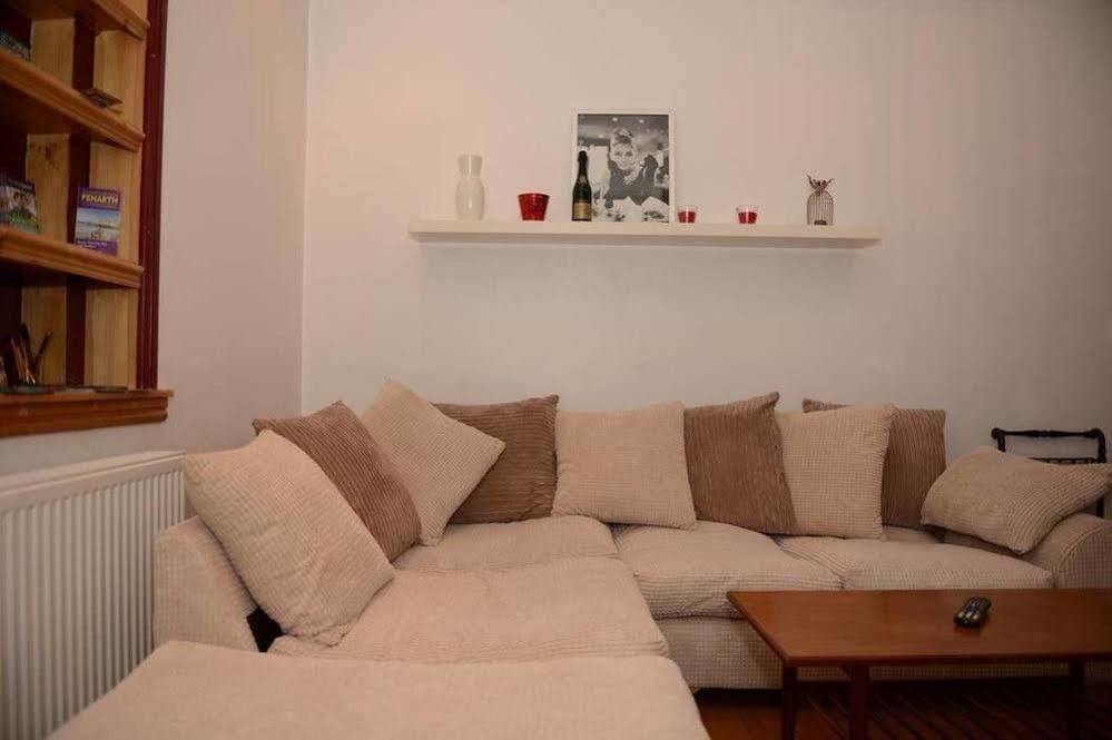 F3 2 Bedroomed Town House - Free Parking - Super 150 Mbps Wifi Near Gavin N Stacey Film House - 1 Free Dog Allowed Barry Bagian luar foto