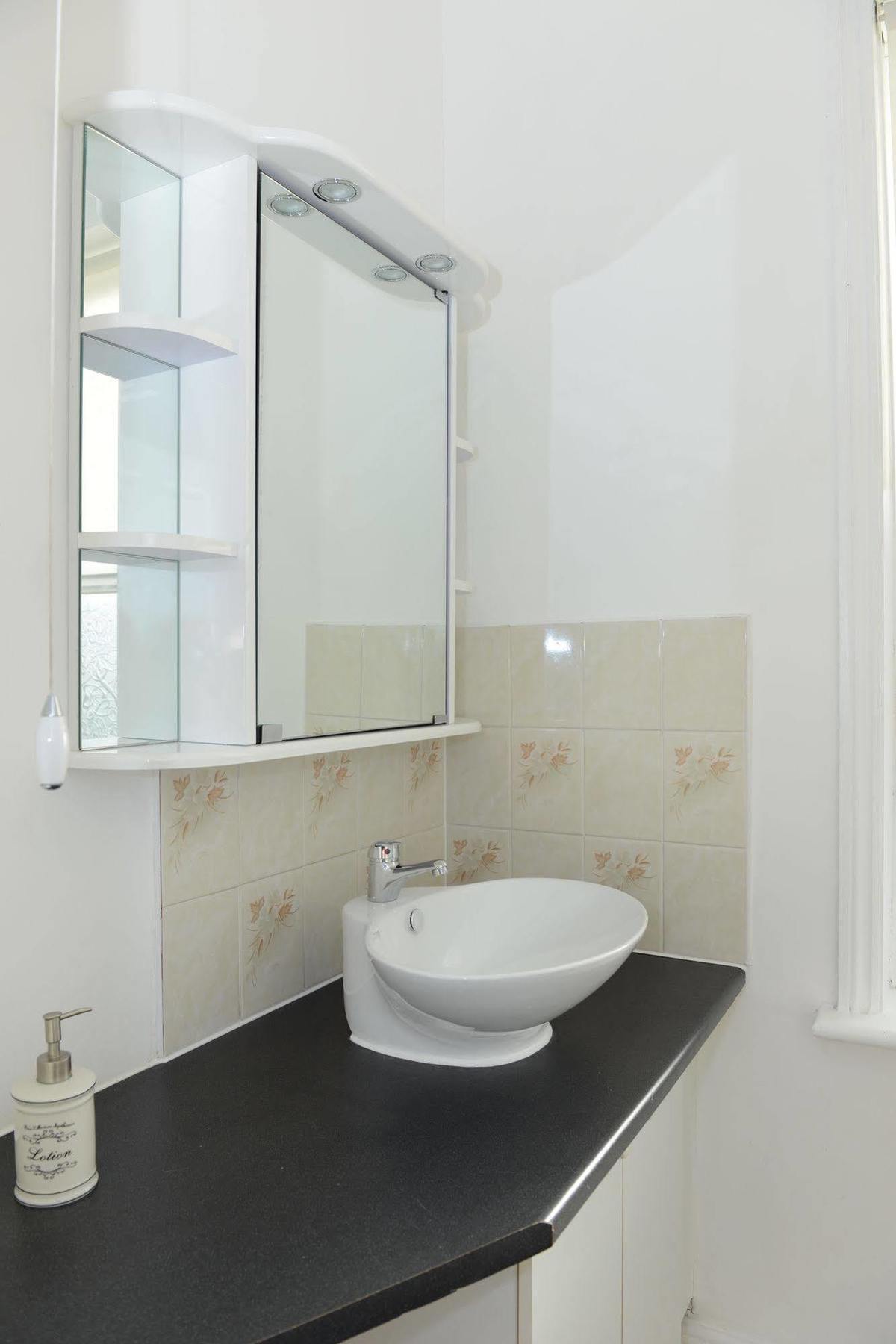 F3 2 Bedroomed Town House - Free Parking - Super 150 Mbps Wifi Near Gavin N Stacey Film House - 1 Free Dog Allowed Barry Bagian luar foto